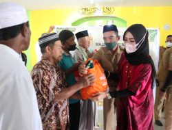 Istri Gubernur Maluku Bagikan 224 Paket Sembako kepada Penghulu Masjid di Kota Ambon