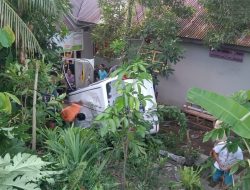 Mobil Pastor Vinsen Vernatyanan Terbalik di Ambon