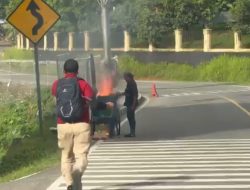 Gerobak Pedagang Cilok Terbakar, Dua Personel Polda Maluku Bantu Padamkan Api