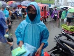 Pedagang Mantel Hujan di Ambon “Banjir” Rejeki