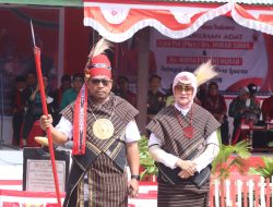 Gubernur dan Isteri Dianugerahi Gelar Adat Desa Lauran Aman dan Lauran Enan