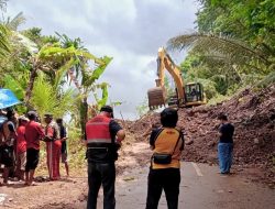 Dinas PUPR Maluku kerahkan alat berat bersihkan material longsor