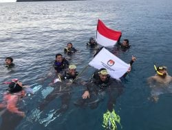 Siap Laksanakan Pemilu 2024, KPU Provinsi Maluku Kibarkan Bendera di Kedalaman Laut Banda