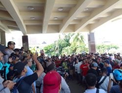 Ratusan Sopir Angkot Aksi Mogok