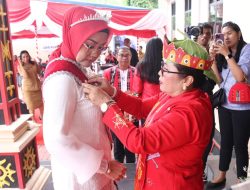 Istri Gubernur Maluku Dianugerahi Gelar Adat Kehormatan “Ina Latu Maluku”