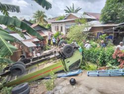 Mobil Truk Pengangkut Batako Teralik di Batu Koneng