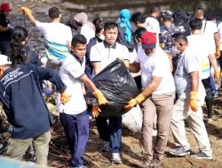 PLN dan Relawan Angkut 8,25 Ton Sampah di Pantai Galala