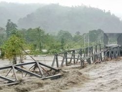 Pembuatan Jembatan Darurat Terkendala Cuaca
