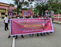 Aliansi Bela Jokowi Maluku Demo Tolak Kehadiran Rocky Gerung