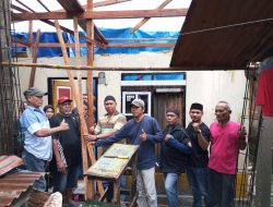 Bodewin Wattimena Bantu Korban Kebakaran di Hative Besar