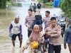Personel Polres Buru Evakuasi Warga Desa Grandeng, Maluku