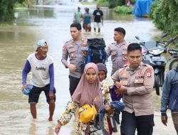 Personel Polres Buru Evakuasi Warga Desa Grandeng, Maluku