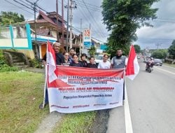 Mahasiswa Papua di Ambon Bagikan Aksesoris Bendera Merah Putih
