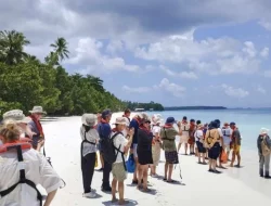 Kapal Pesiar Ms Le Jacques Cartier Datangi Pantai Ngurbloat Kei