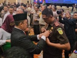 Kajati Terima Pin Emas dari Menteri ATR/BPN