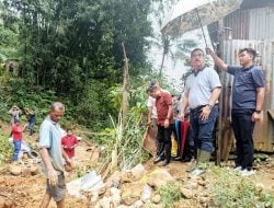 Tinjau Lokasi Bencana, Gubernur Serahkan Bantuan