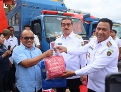 Gubernur dan Wagub Salurkan Bantuan di Ambalau