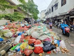 Pasar Mardika Dikepung Sampah Bau Busuk