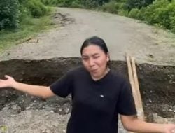 Viral! Jalan Kilmury Putus Disambung Batang Kayu