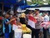 Kapolresta Ambon Turun Jalan Bagi Bendera Merah Putih kepada Masyarakat